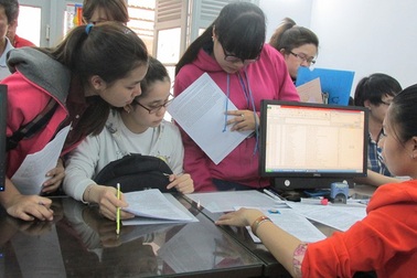 Nhiều thí sinh nộp hồ sơ xét tuyển qua đường bưu điện phải sửa thông tin