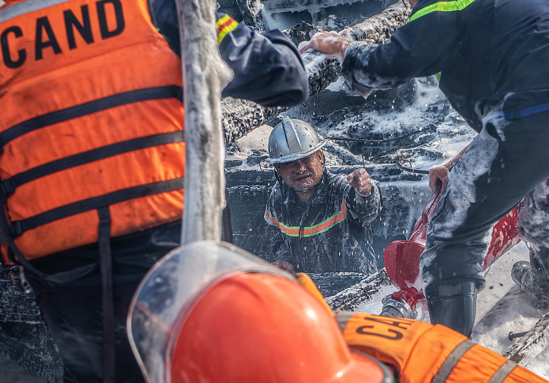 Bộ ảnh chữa cháy cảng cá ở Đà Nẵng giành giải Nhất cuộc thi Ảnh PCCCCNCH - 3