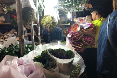 Tắc đường, chợ hoa Quảng Bá "vỡ trận" đêm trước ngày 8/3