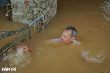 Nước tràn bờ đê, hàng nghìn hộ dân bị ngập sâu trong lũ