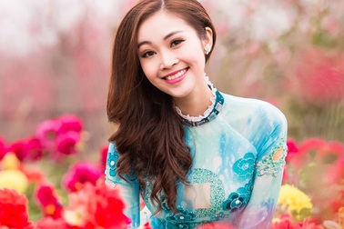 MC Thùy Linh xinh đẹp giữa sắc hoa đào