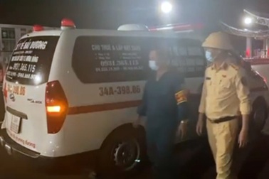 Đóng giả bệnh nhân, 5 người thuê xe cứu thương "thông" chốt kiểm dịch