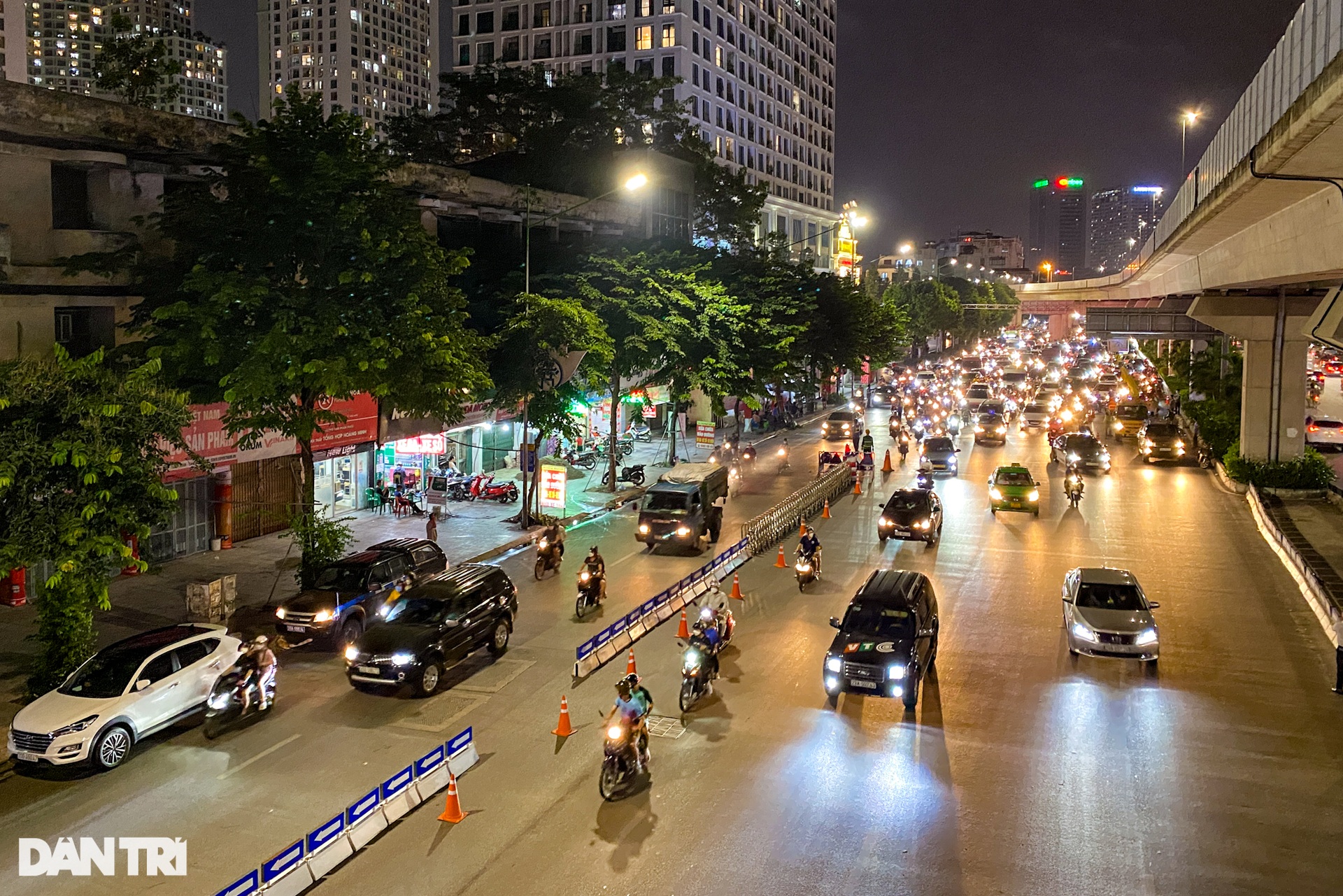 Xuyên đêm gấp rút dựng dải phân cách cứng phân làn đường Nguyễn Trãi - 15 Xuyên đêm gấp rút dựng dải phân cách cứng phân làn đường Nguyễn Trãi - 15