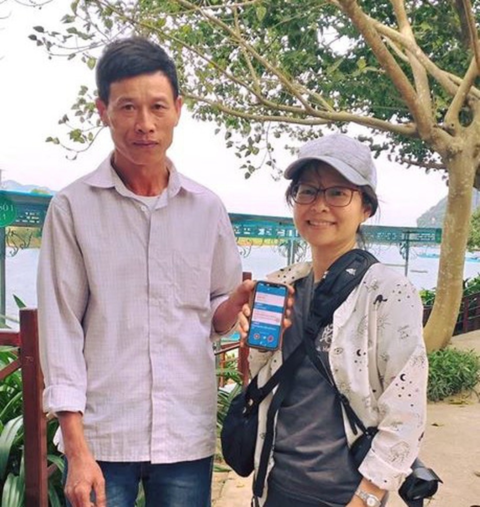 Lái thuyền động Phong Nha tìm du khách bỏ quên ví và điện thoại để trả lại - 1 Lái thuyền động Phong Nha tìm du khách bỏ quên ví và điện thoại để trả lại - 1