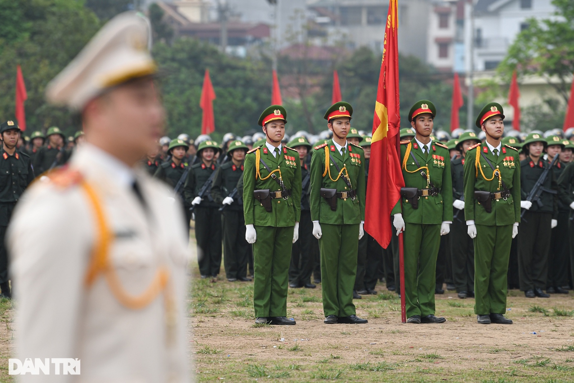 Mãn nhãn màn võ thuật, bắn súng vây bắt tội phạm của nữ sinh công an - 1 Mãn nhãn màn võ thuật, bắn súng vây bắt tội phạm của nữ sinh công an - 1