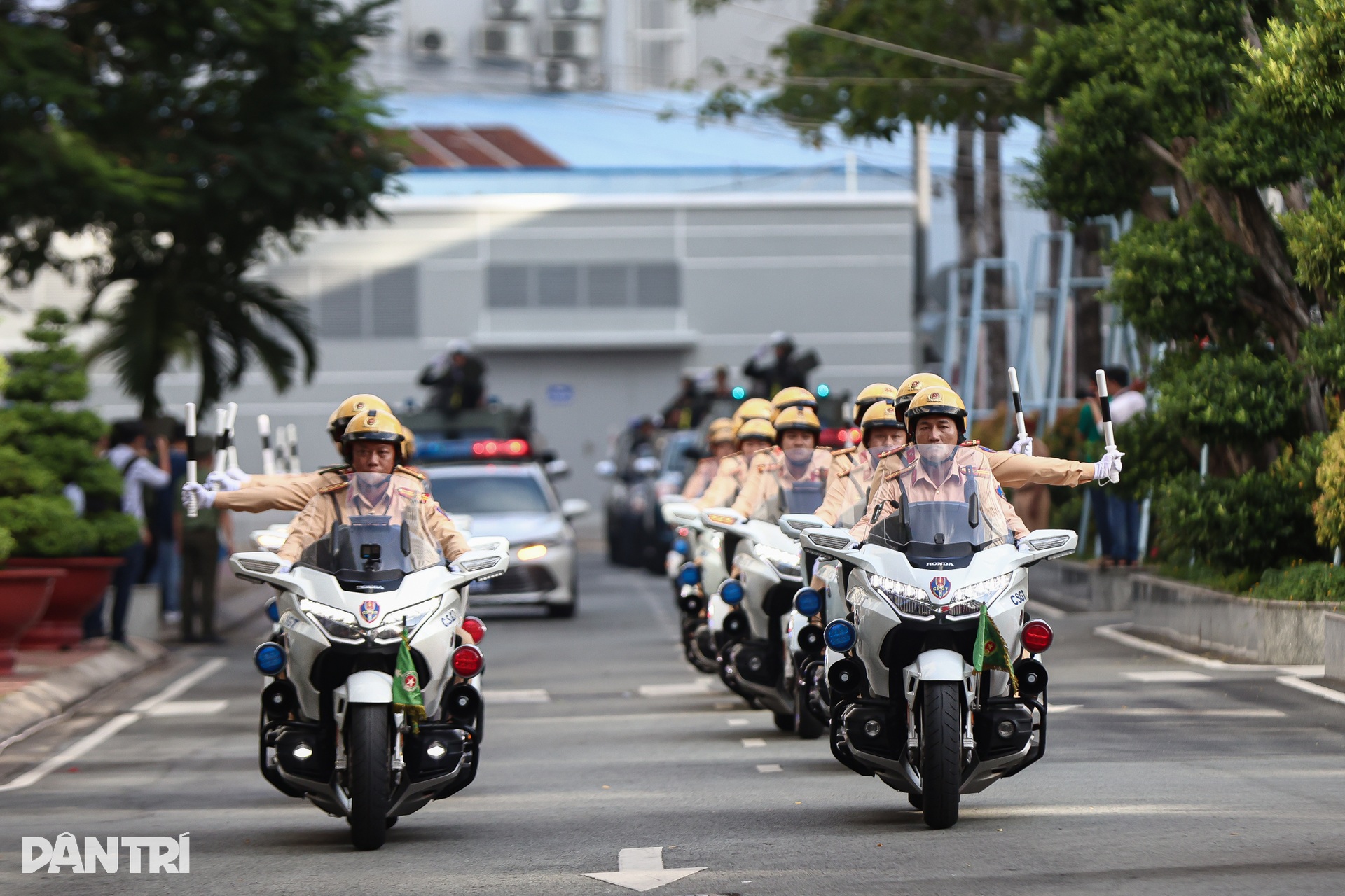 Trung tướng Mai Hoàng phát lệnh ra quân trấn áp tội phạm ở TPHCM - 10 Trung tướng Mai Hoàng phát lệnh ra quân trấn áp tội phạm ở TPHCM - 10