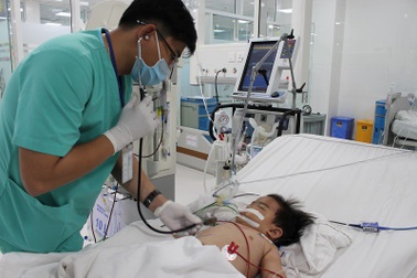 Bà nội đưa nhầm hóa chất tẩy rửa móng tay cho cháu... uống