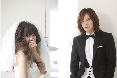 Jang Geun Seok và Moon Geun Yeong khoe ảnh cưới