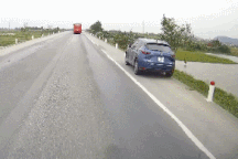 Tài xế ngủ gật khiến ô tô mất lái, suýt lao xuống ruộng