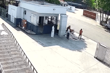 Cuộn vải rơi khỏi xe, đè chết bảo vệ ở Bình Dương