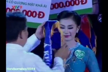 Đặng Thu Thảo khi đăng quang Hoa Khôi Đồng Bằng Sông Cửu Long 2012