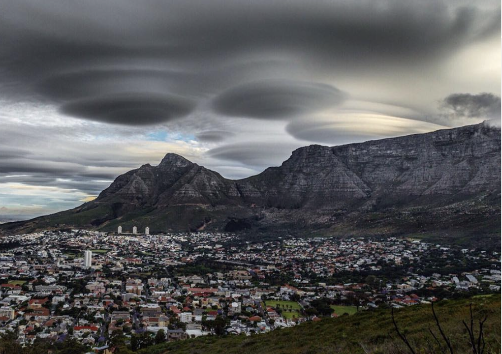 Decoding the phenomenon of clouds on Ba Den Mountain resembling UFOs