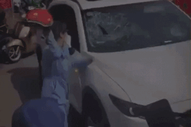 Hà Nội: Nghi chồng cặp bồ, vợ đập vỡ kính ô tô rồi chui vào đánh ghen