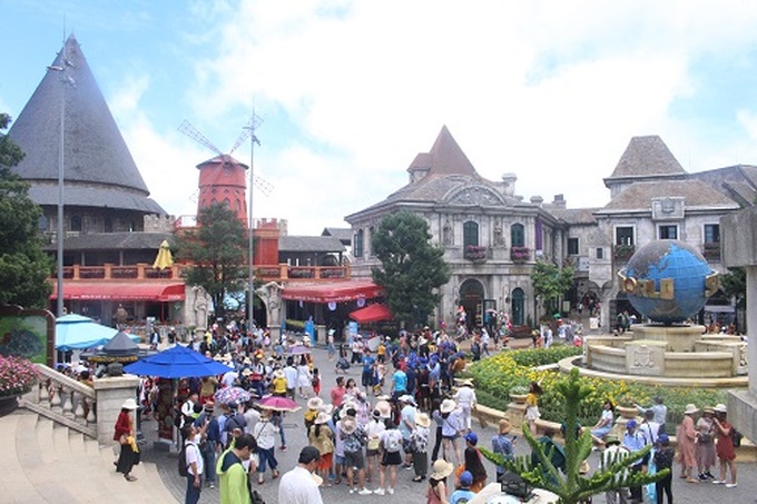 Du khách tham quan khu du lịch Sun World Ba Na Hills.