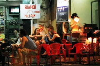 Dạo qua "phố Tây" giữa Hà Nội