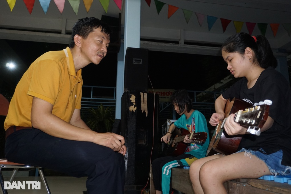 Điều diệu kỳ trong lớp học đàn miễn phí của thầy giáo khuyết tật - 6 Điều diệu kỳ trong lớp học đàn miễn phí của thầy giáo khuyết tật - 6