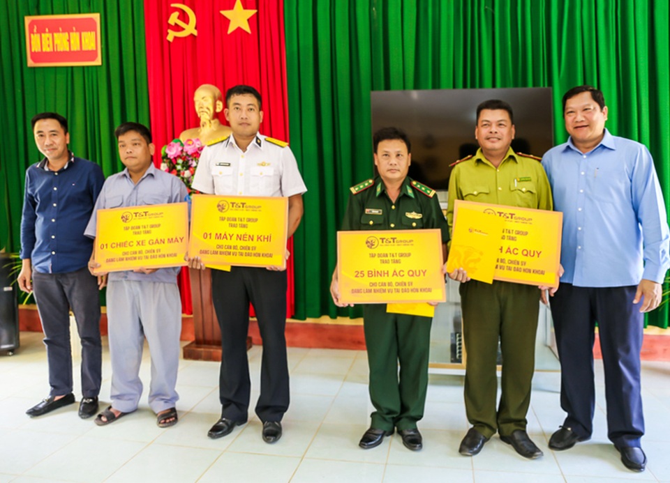 Lãnh đạo Cà Mau và TT Group thăm, tặng quà cán bộ chiến sỹ đảo Hòn Khoai - 3 Lãnh đạo Cà Mau và TT Group thăm, tặng quà cán bộ chiến sỹ đảo Hòn Khoai - 3