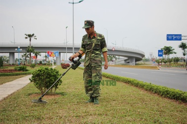 Công binh dò mìn trên tuyến đường Tổng thống Mỹ đi qua