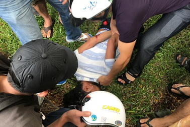 Tài xế xe buýt cùng người dân tóm gọn nghi can móc túi của sinh viên