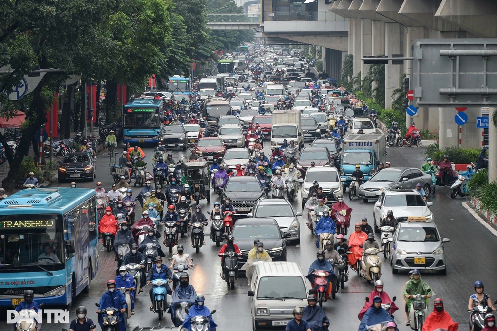 Hà Nội lý giải việc đường phố ùn tắc nghiêm trọng, đèn đang đỏ nhảy xanh - 2