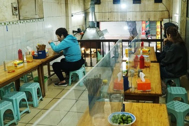 Loa phường nhắc nhở, hàng quán ở Hà Nội lắp vách ngăn, bán mang về