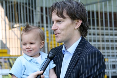 Bé 2 tuổi ký hợp đồng bóng đá