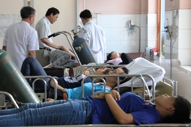 Vụ cả trăm công nhân nhập viện: Có thể do ngộ độc khí