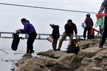 Cá chép tấp nập đi... lên trời