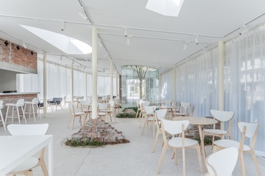 Bí mật trong thiết kế đặc biệt giúp quán cà phê "một màu" hút khách