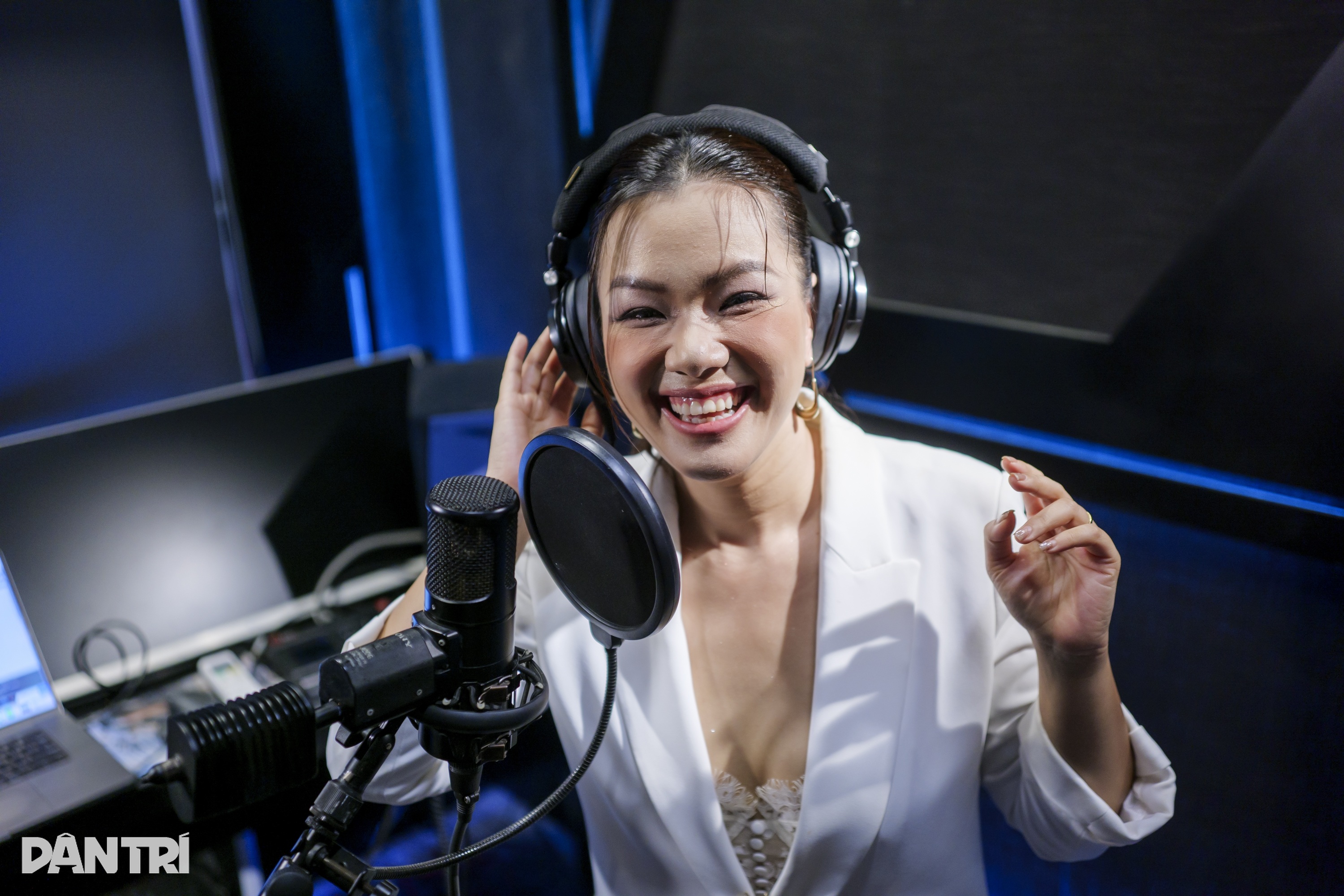 Phương Vy hào hứng hát Rực rỡ ngày mới, hé lộ hôn nhân bên chồng Tây - 2