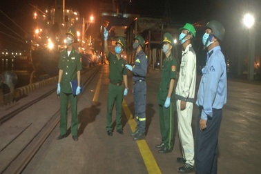 Xuyên đêm chặn "giặc Covid" nơi cảng biển