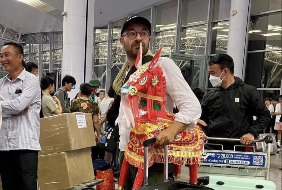 Từ vụ ông Tây mang ngựa vàng mã nghĩ về dịch vụ hàng không - 1 Từ vụ ông Tây mang ngựa vàng mã nghĩ về dịch vụ hàng không - 1