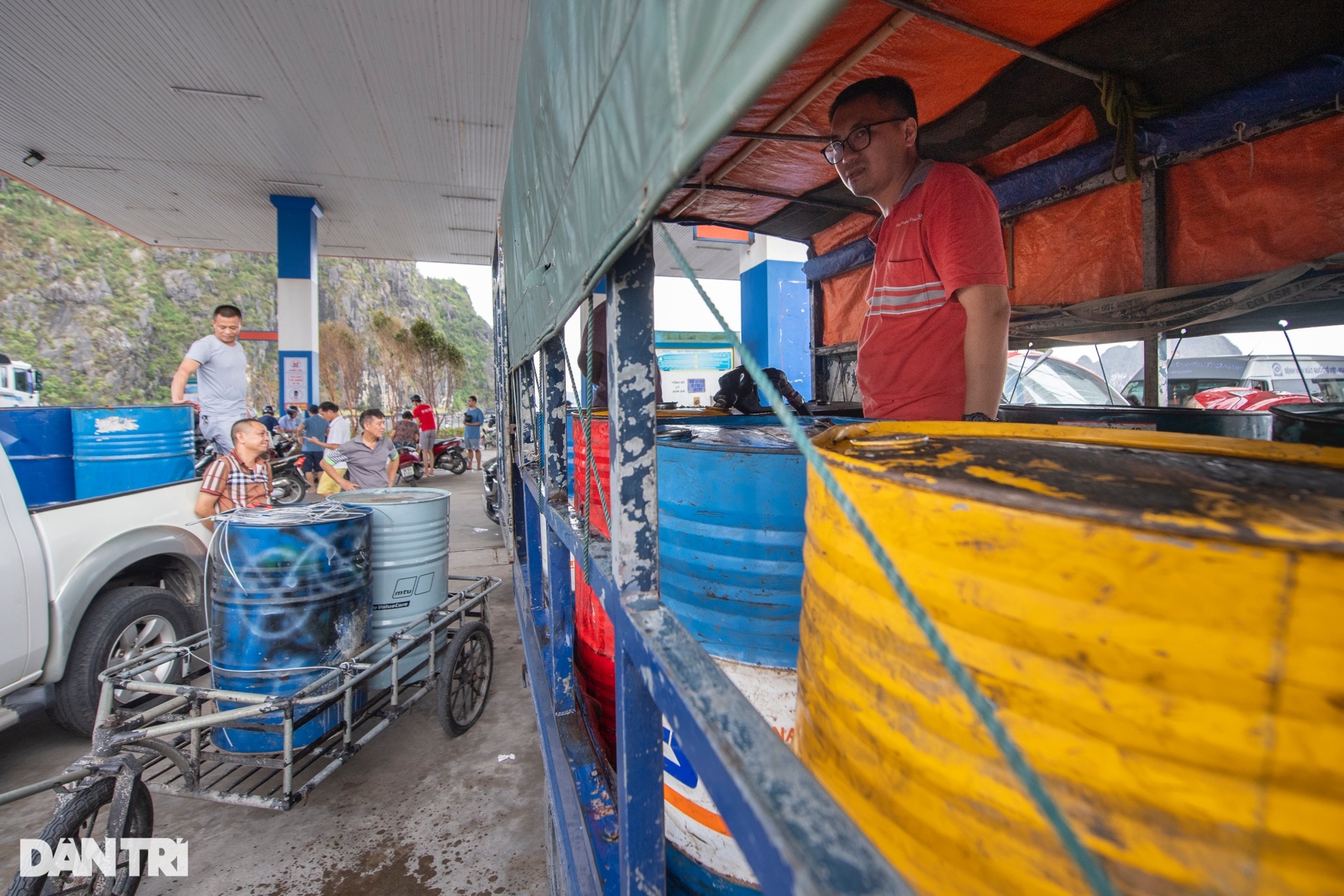 Hạ Long mất điện: Người dân mang thùng phi đi mua xăng dầu, sạc điện thoại - 6 Hạ Long mất điện: Người dân mang thùng phi đi mua xăng dầu, sạc điện thoại - 6