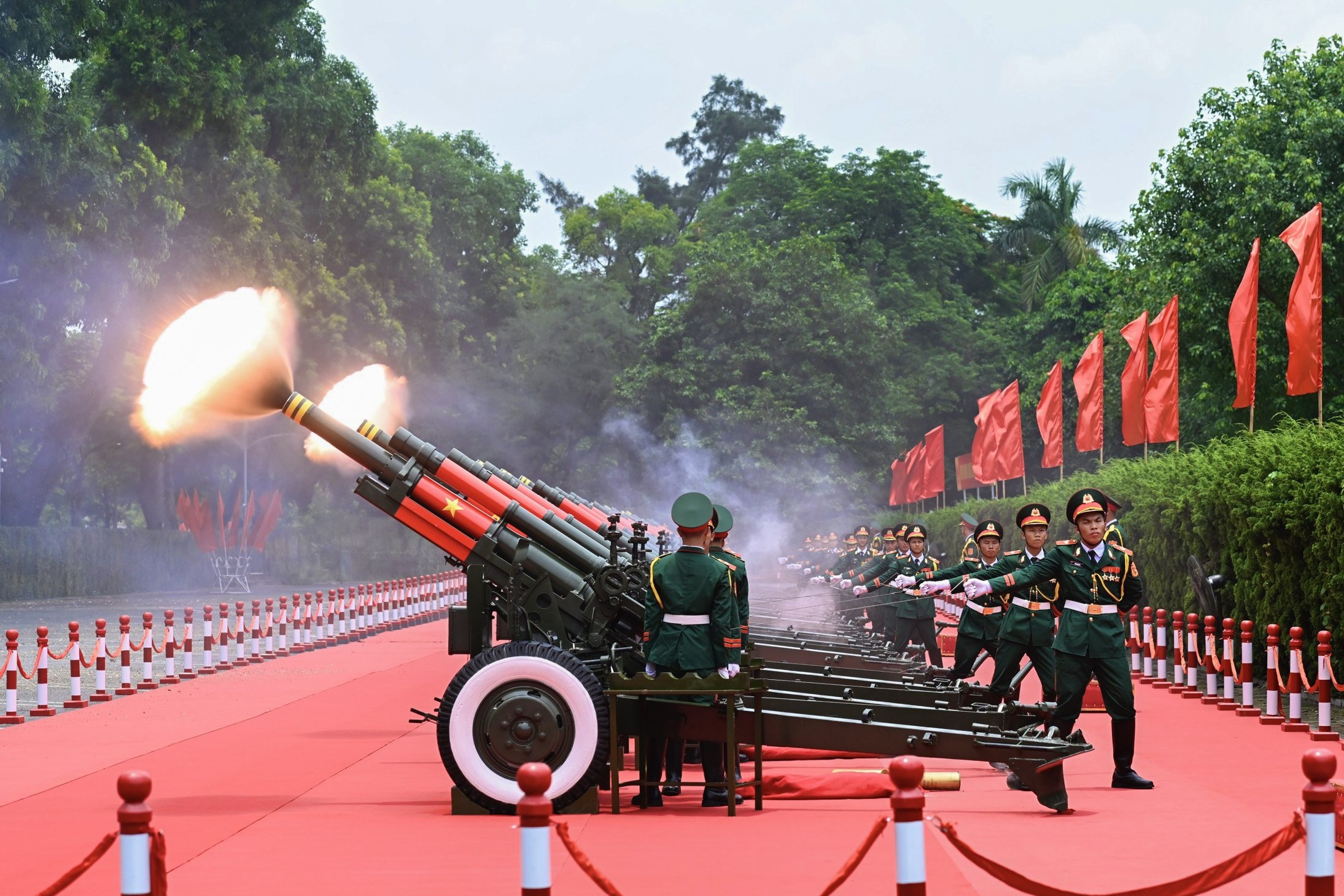 View - Việt Nam bắn 21 phát đại bác chào mừng Tổng thống Nga Putin | Báo Dân trí