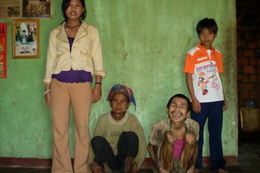 Ba chị em mồ côi giữa đại ngàn