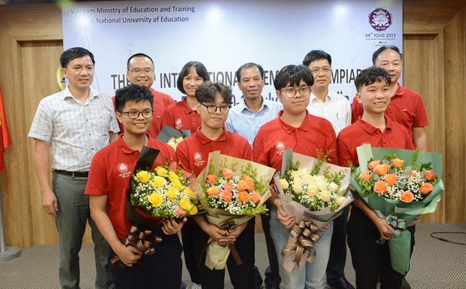 Lãnh đạo Vụ Giáo dục Trung học, Cục Quản lý chất lượng, Bộ GD&ĐT chúc mừng thành tích của đoàn Việt Nam.