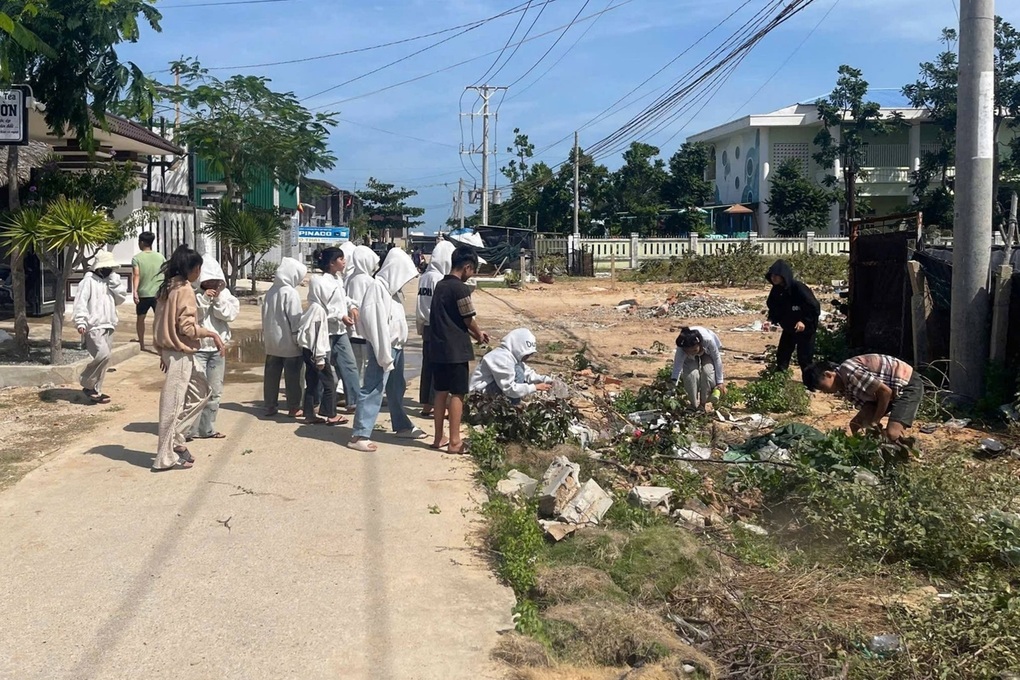 Politiets uventede håndtering av saken om to jenter i 7. klasse som konkurrerte 1-1-2 Cách xử lý bất ngờ của công an vụ 2 nữ sinh lớp 7 tỉ thí 1-1 - 2