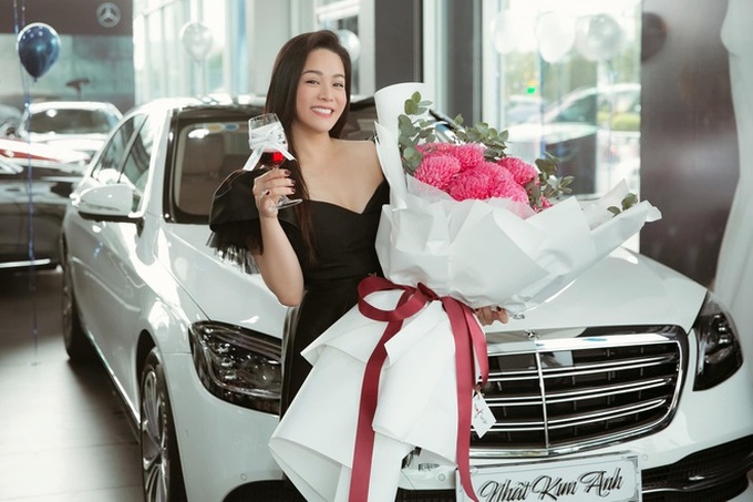 Hết TiTi đến Nhật Kim Anh tậu thêm xế hộp tiển tỷ: Tậu liên tiếp 3 xe chỉ trong 8 tháng, độ giàu có không phải dạng vừa! - Ảnh 2. Hết TiTi đến Nhật Kim Anh tậu thêm xế hộp tiển tỷ: Tậu liên tiếp 3 xe chỉ trong 8 tháng, độ giàu có không phải dạng vừa! - Ảnh 2.