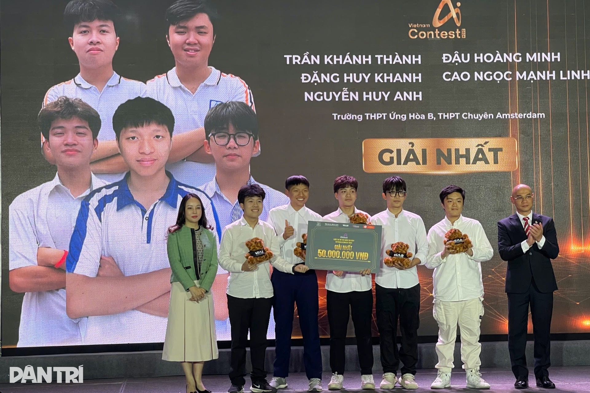 به یاد مادربزرگش، یک دانشآموز پسر در مسابقه هوش مصنوعی جایزه اول را کسب کرد - 1 Kỷ niệm về bà, nam sinh đoạt giải nhất cuộc thi về trí tuệ nhân tạo - 1