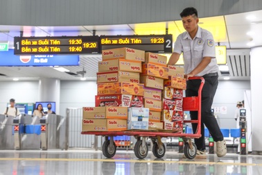 Nửa đêm ở ga Metro: TPHCM gom yêu thương gửi miền Trung ruột thịt