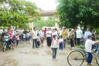 Phản đối sáp nhập trường, phụ huynh không cho con em đi học