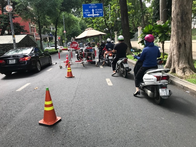 Người tham gia lưu thông phải sử dụng mã QR khai báo di chuyển của ứng dụng VNEID và mã QR có thể hiện lịch sử tiêm chủng của ứng dụng Y tế HCM hoặc Sổ sức khỏe điện tử (đến khi ứng dụng PC-COVID chính thức đưa vào hoạt động)