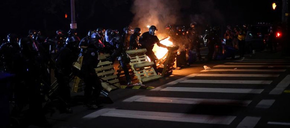 100 ngày biểu tình sắc tộc bùng phát, cảnh sát Mỹ hứng bom xăng - 4 100 ngày biểu tình sắc tộc bùng phát, cảnh sát Mỹ hứng bom xăng - 4