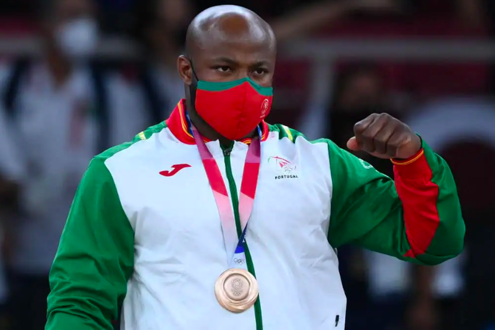 Võ sĩ chiến thắng ung thư giành huy chương Olympic, HLV Mourinho bái phục - 2 Võ sĩ chiến thắng ung thư giành huy chương Olympic, HLV Mourinho bái phục - 2