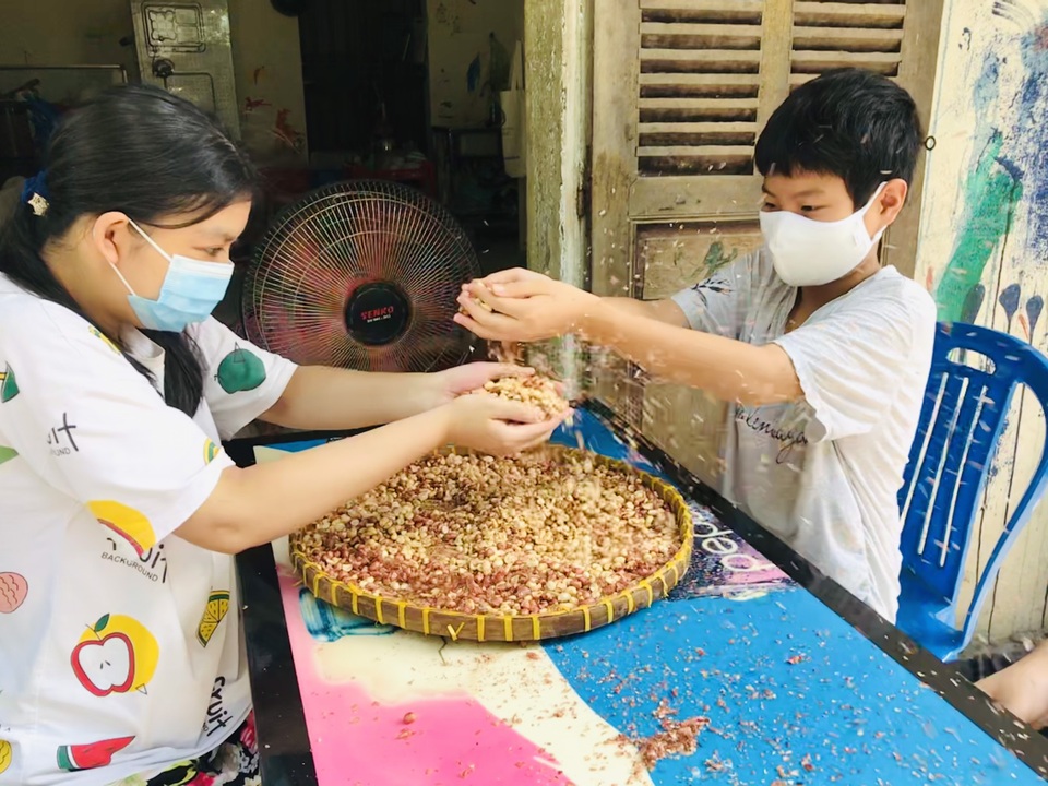 Các bạn trẻ TPHCM ngày đêm rang xay 1000 hũ muối vừng tiếp sức Bắc Giang - 3 Các bạn trẻ TPHCM ngày đêm rang xay 1000 hũ muối vừng tiếp sức Bắc Giang - 3