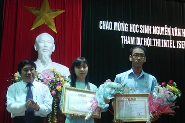 Khen thưởng 2 học sinh đoạt giải cao trong kỳ thi Intel Isef tại Việt Nam