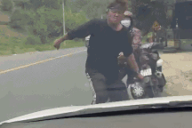 Mâu thuẫn trong lúc làm việc, người đàn ông nhảy lên ô tô đạp vỡ cửa kính