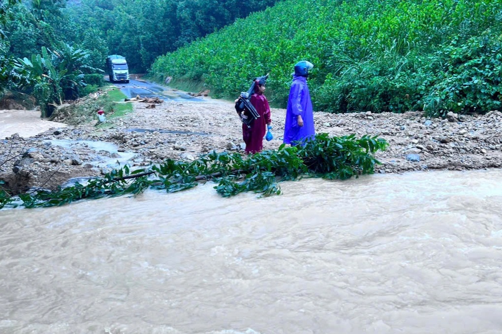 Mưa lũ gây sạt lở quốc lộ, nhiều xã miền núi bị cô lập, 19 người mắc kẹt - 1 Mưa lũ gây sạt lở quốc lộ, nhiều xã miền núi bị cô lập, 19 người mắc kẹt - 1