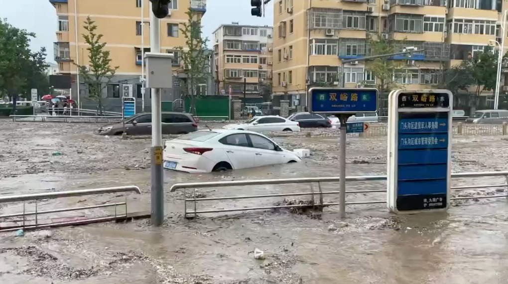 Bắc Kinh hứng mưa lũ lớn nhất 10 năm, quân đội cử trực thăng cứu hộ - 1 Bắc Kinh hứng mưa lũ lớn nhất 10 năm, quân đội cử trực thăng cứu hộ - 1
