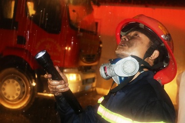 Giải cứu 7 người mắc kẹt trên tầng thượng tòa nhà cháy trong mưa bão